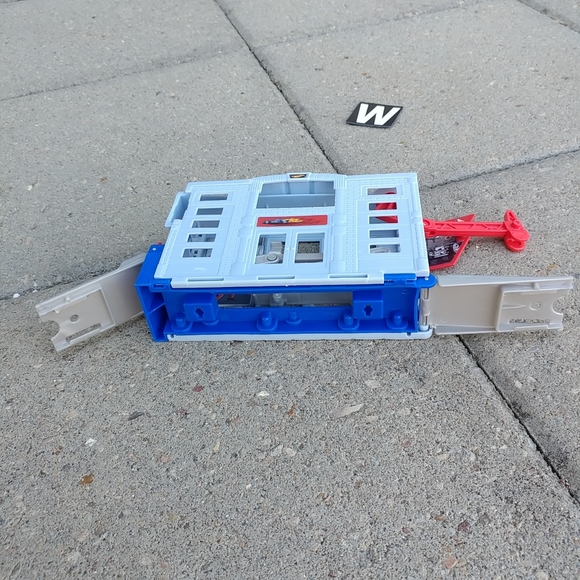 Mattel Toys Hot Wheels City Power Lift Garage Portable Play Set